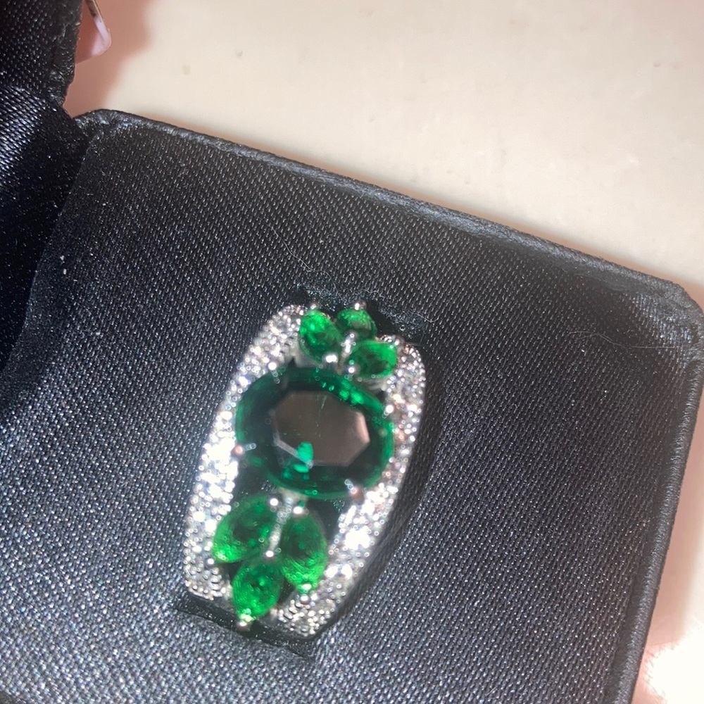 Beautiful Faux Emerald Ring in Sterling Silver. size 9